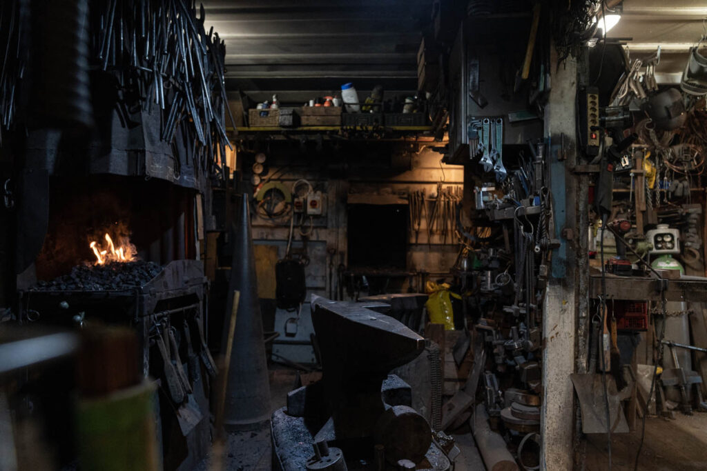 Teamarbeit in der Schmiede