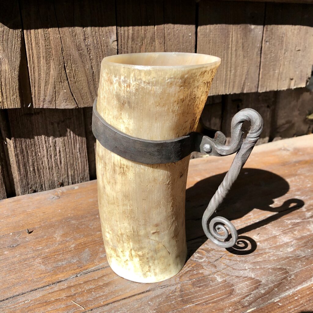 Trinkhorn mit Schmiedegriff