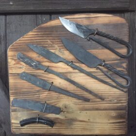 Geschmiedete Klingen auf Holz