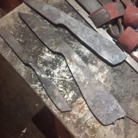 Klingenrohlinge auf dem Amboss