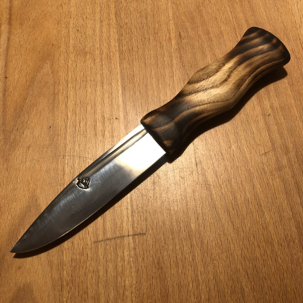 Messer mit Holzgriff und Eisenformerstempel