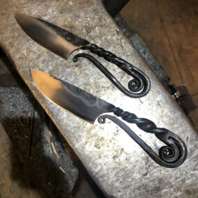 Federgriffmesser mit Schnörkeln