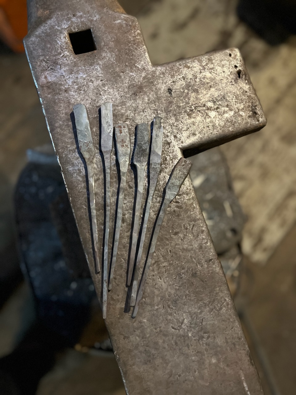 Messerrohlinge auf dem Amboss